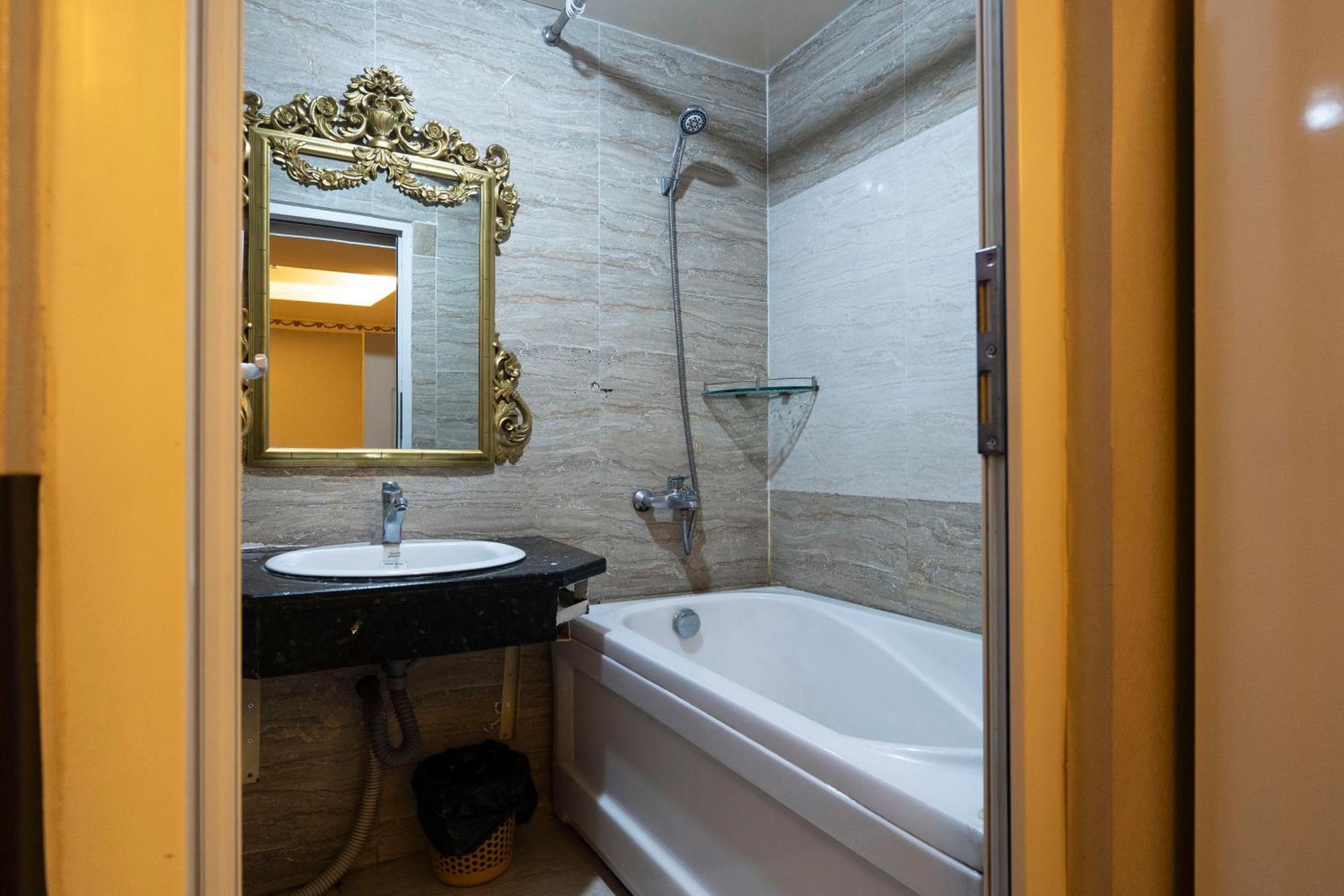 הו צ'י מין סיטי Crowne Bui Vien Hotel מראה חיצוני תמונה